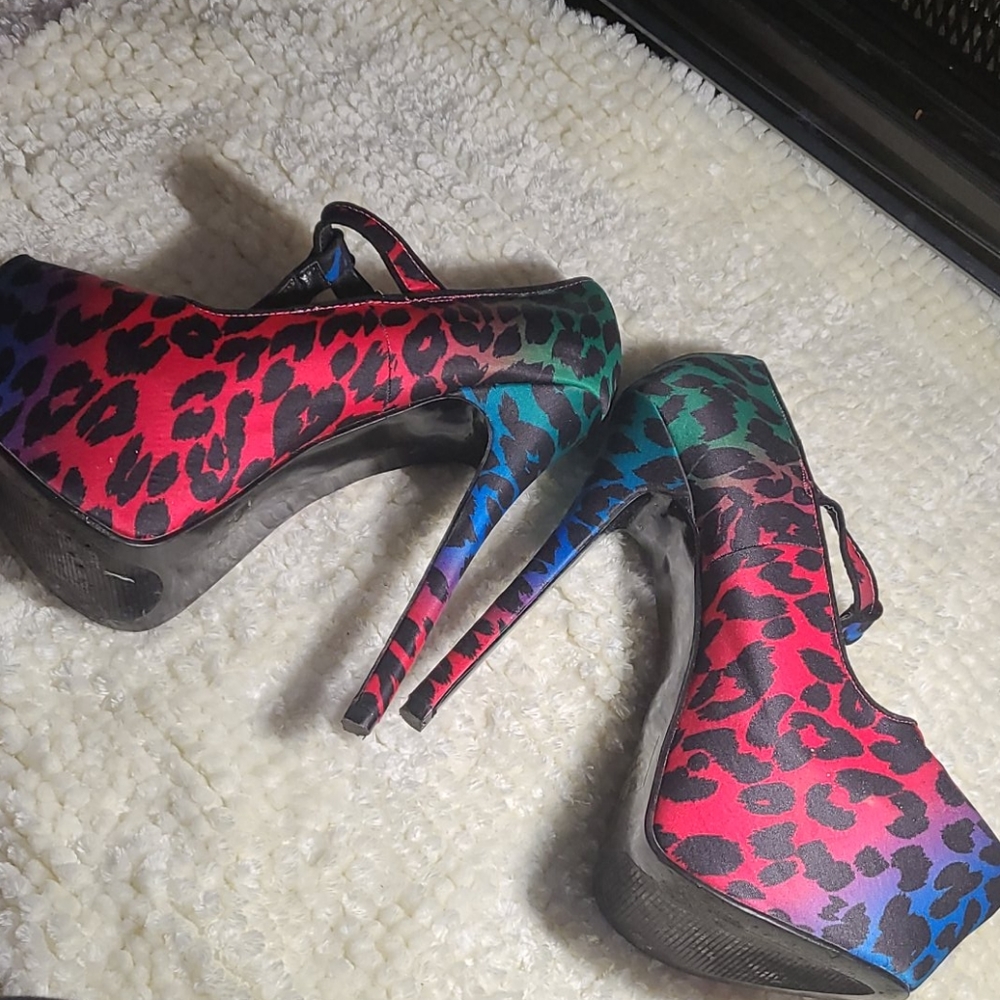 Shoes - Picture 2 of 4